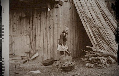 Babica Hober pripravlja drva za kurjavo